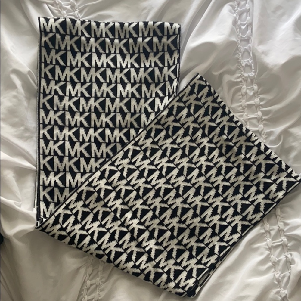 MK circle scarf